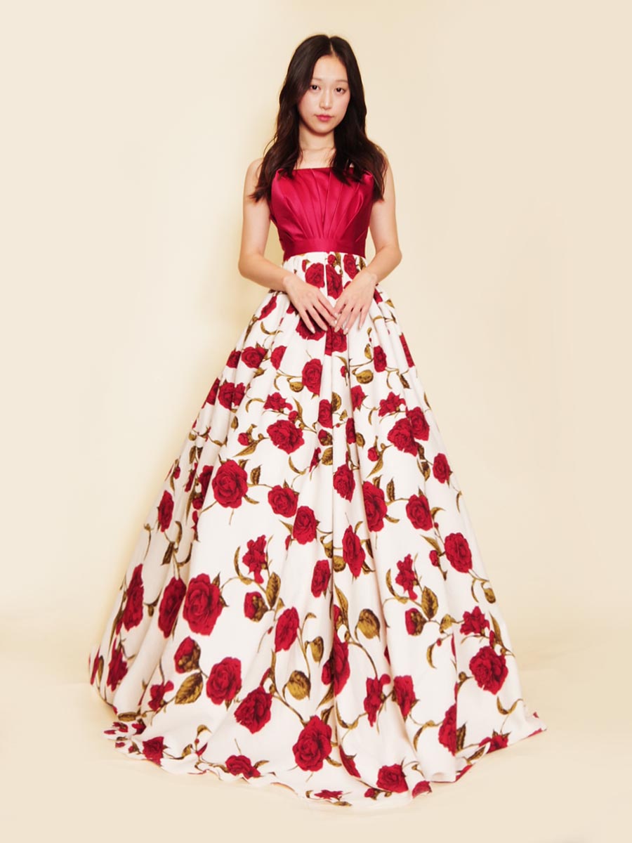 真っ赤な薔薇のリップル生地スカートが大人な雰囲気漂うコンサートドレス