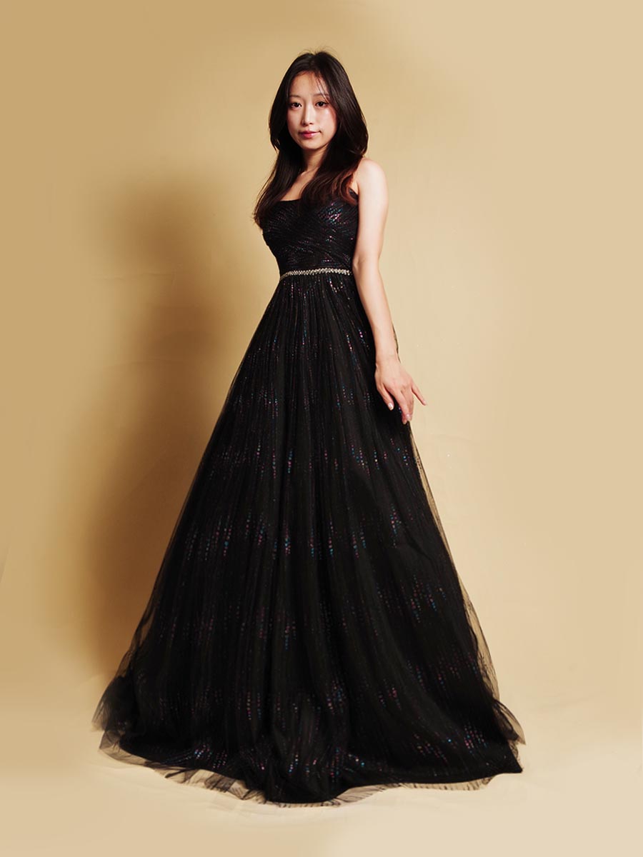 ディープな煌びやかさがミステリアスな美しさを表現したブラックストライプグリッタードレス