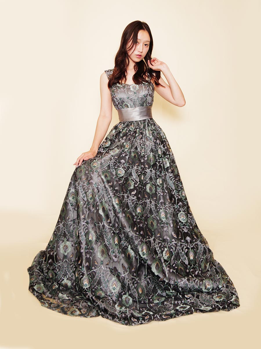 シルバーグリーンカラーの豪華な刺繍生地を贅沢に使用した肩袖付きデザインのステージロングドレス