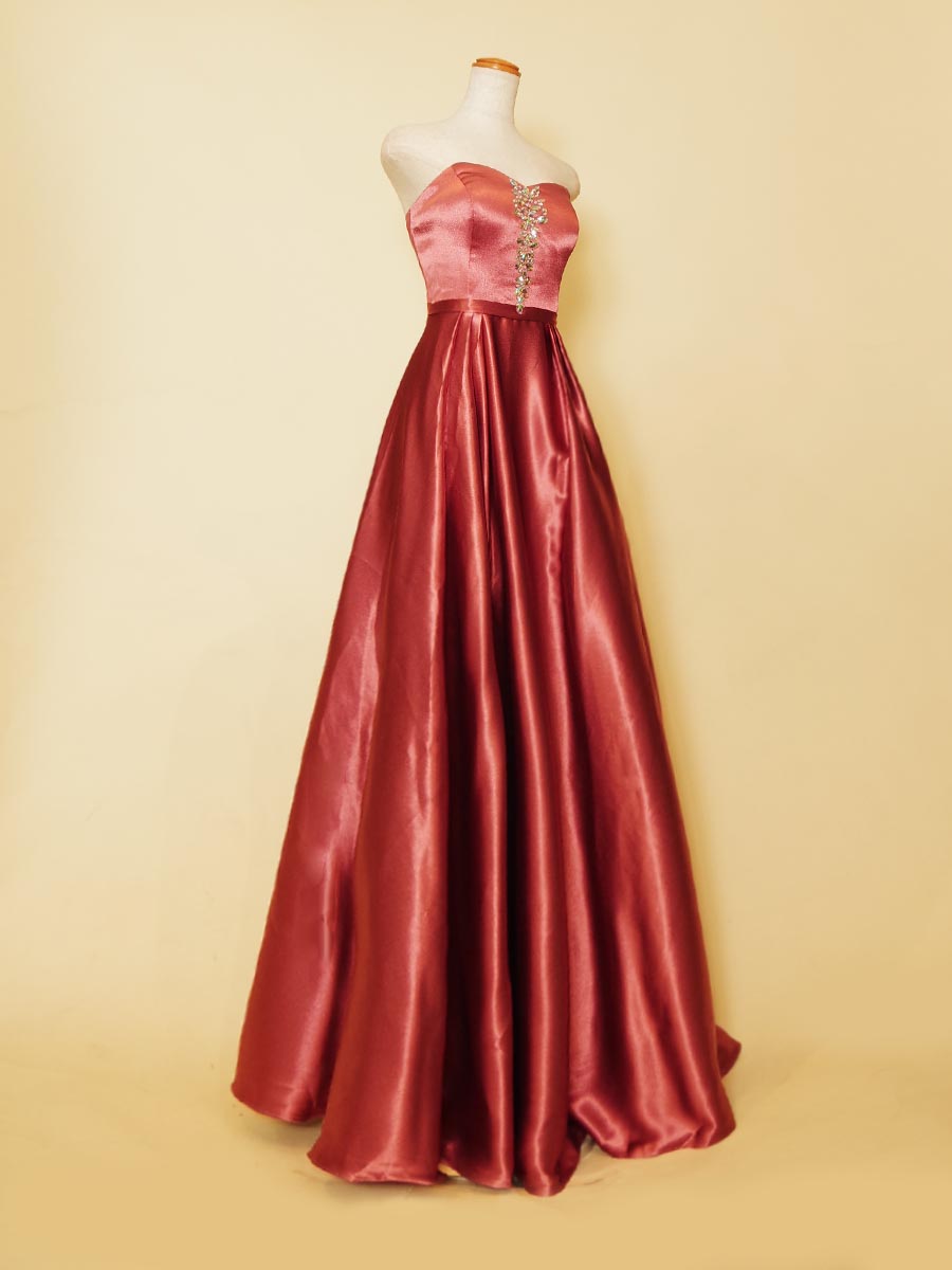 ダスティーローズピンクサテンの胸元センターストーンデザインのスレンダーラインステージドレス