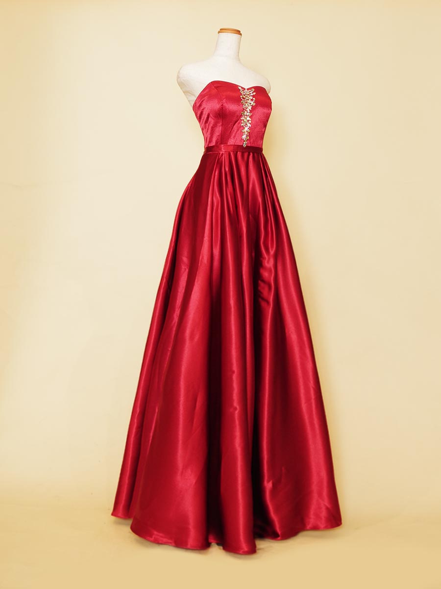 ワインレッドサテンの光沢がラグジュアリーな印象を表現した胸元シルバーストーンデザインの演奏会ロングドレス