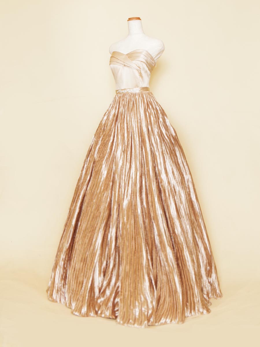 ベージュゴールドの艶やかベロアプリーツのエレガントステージドレス
