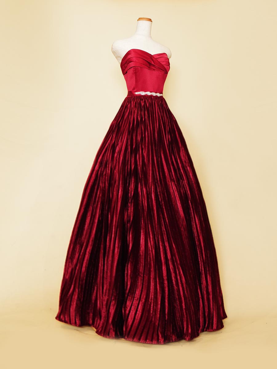 ワインレッドのベロアプリーツをスカートに使用した深みのある高級感を放つ演奏会ロングドレス