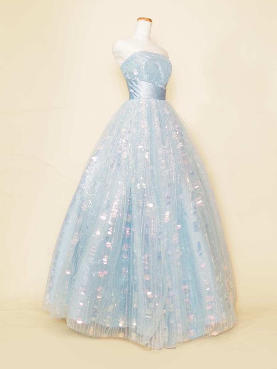 発光の美しい大きめのスパンコールをドレス全体に使用した、煌びやかさ満点のブルーカラーゴージャス演奏会ボリュームドレス