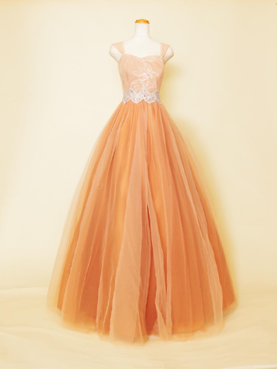 ベージュオレンジカラーのクラシカルでキュートな色合いの肩袖デザインのチュールボリュームドレス