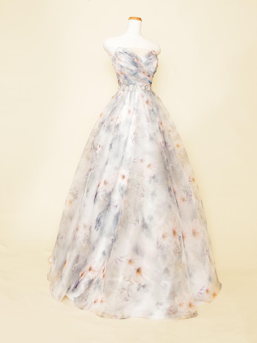 スモーキーブルーカラーが大人っぽい可愛らしさを演出した花柄ボリュームステージドレス