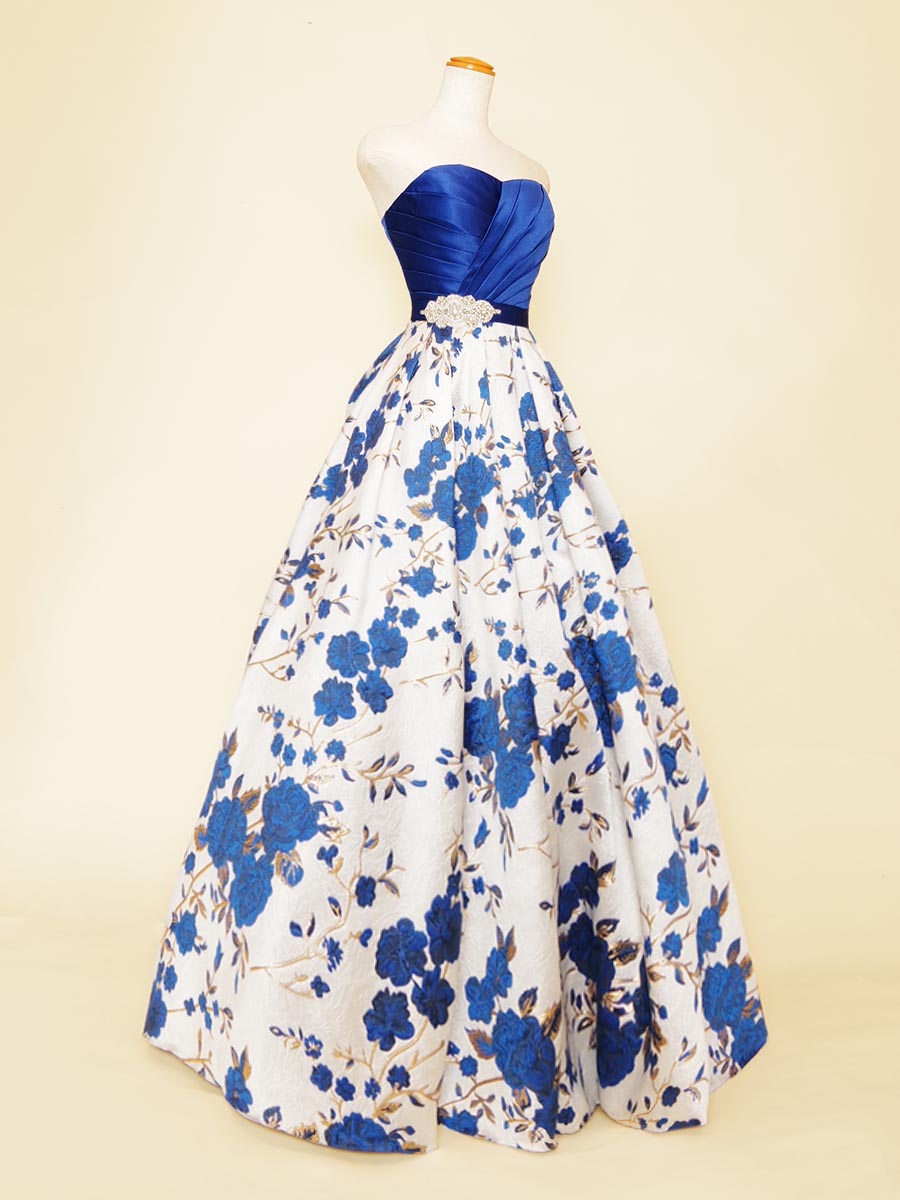 ロイヤルブルーを基調にしたジャガード花柄スカートがエレガントなステージボリュームドレス