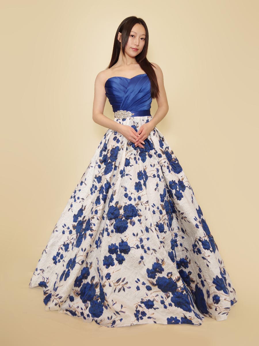 ロイヤルブルーを基調にしたジャガード花柄スカートがエレガントなステージボリュームドレス