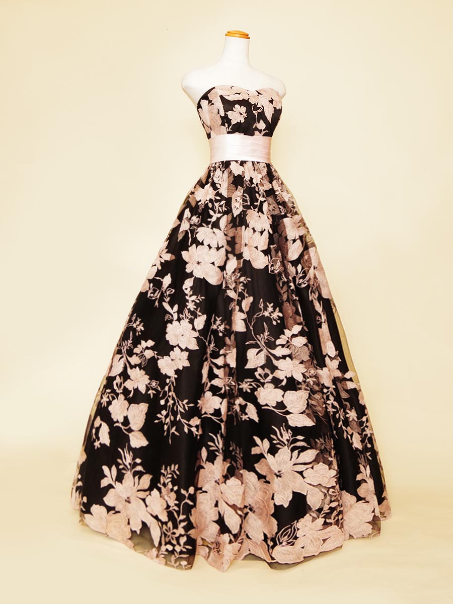ピンク＆ブラックの花柄デザインが可愛らしさと大人っぽさを演出したプリンセスラインコンサートドレス