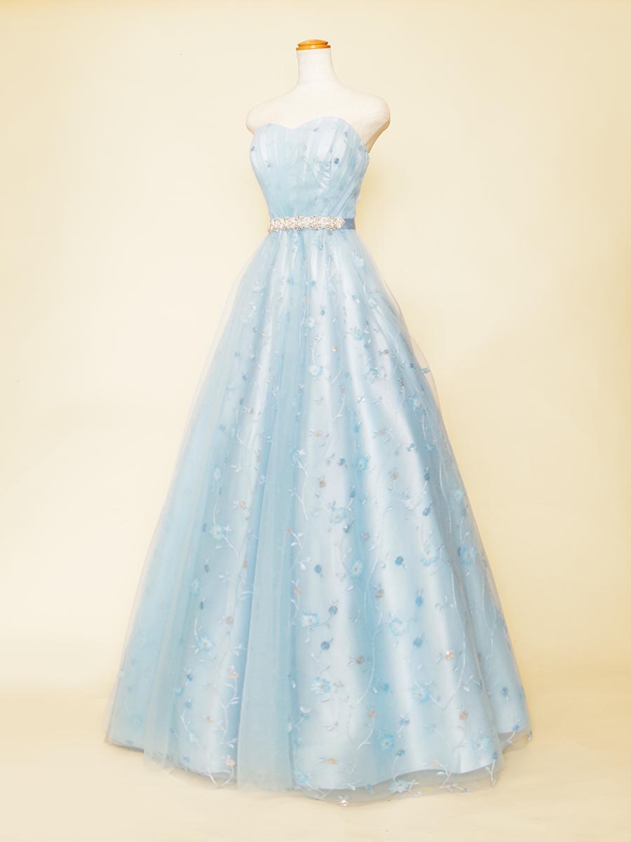パステルブルーチュールとソフトな色合いの花柄刺繍をミックスした透明感を表現したAラインスタイルステージドレス