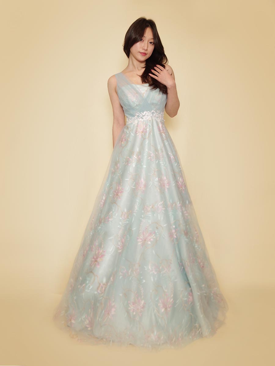 スモーキーブルーカラーに花柄刺繍を重ね合わせた肩袖デザインのAラインシルエットドレス