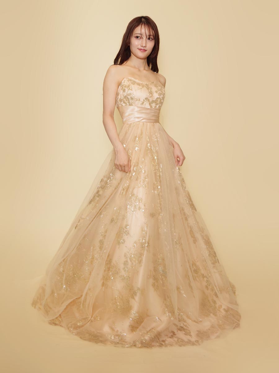 豪華な彩りのゴールドカラーにスパンコール装飾を施したリサイタルコンサート向けステージロングドレス