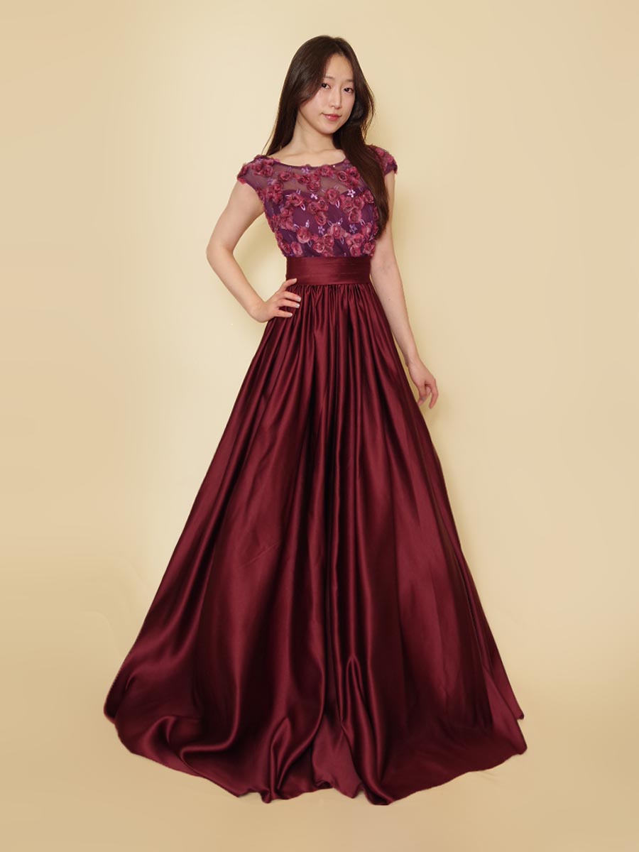 ワインレッドサテンスカートにパープル立体花柄刺繍トップを組み合わせた大人びた華やかさを持った演奏会ボリュームドレス