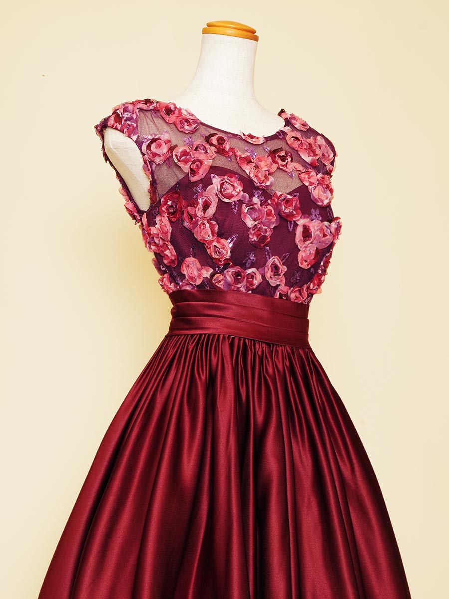 ワインレッドサテンスカートにパープル立体花柄刺繍トップを組み合わせ 