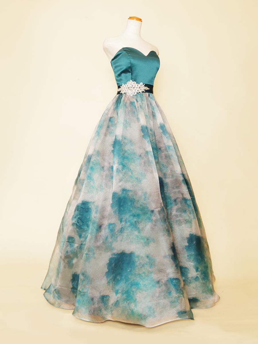 抽象的な花柄プリントのスカートデザインを持たせたエメラルドグリーンカラーのふんわりステージドレス