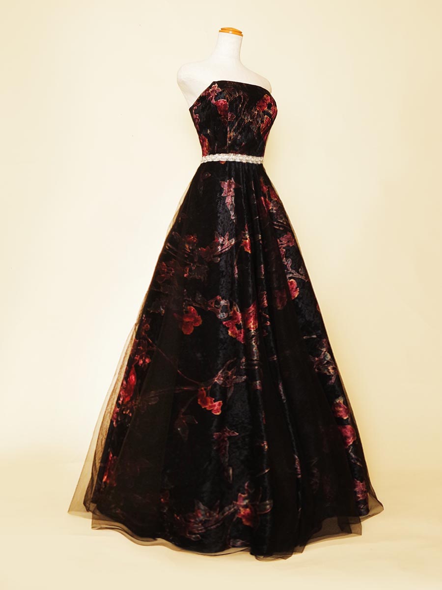 ディープレッドカラーの花柄生地にブラックチュールを組み合わせたAラインシルエットのステージドレス