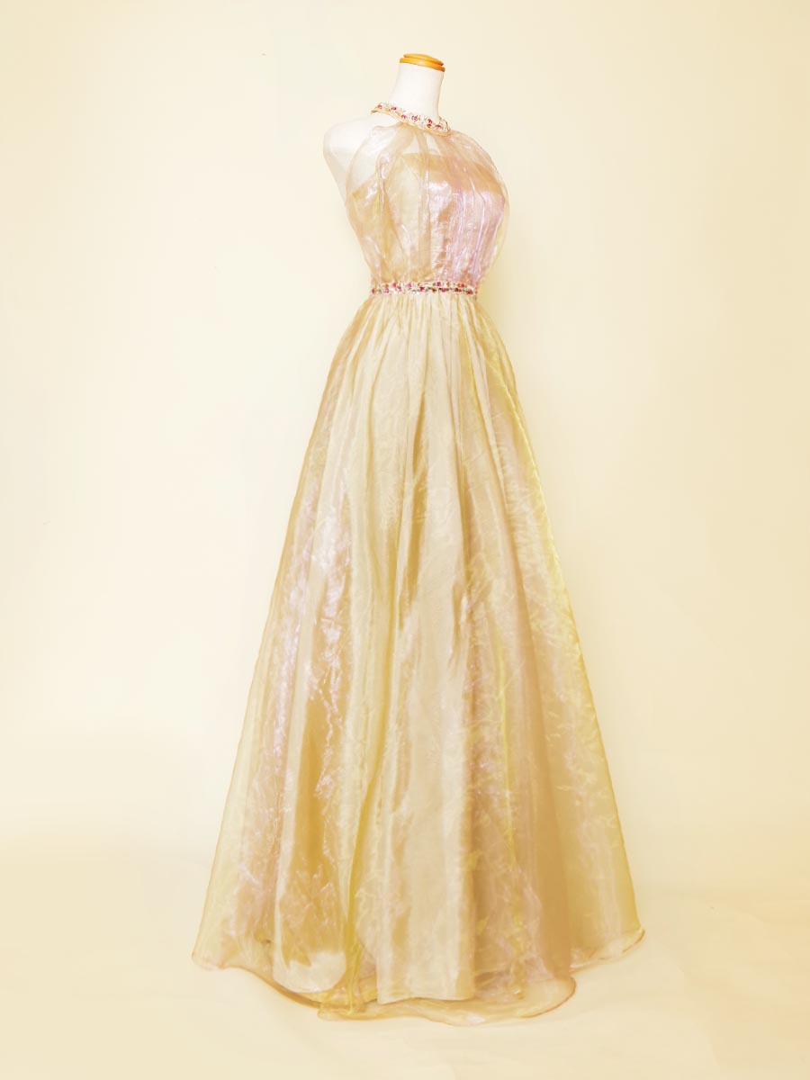 マスタードイエローのカラーリングがお洒落なオーガンジー素材を使ったホルターネックデザインのスレンダードレス