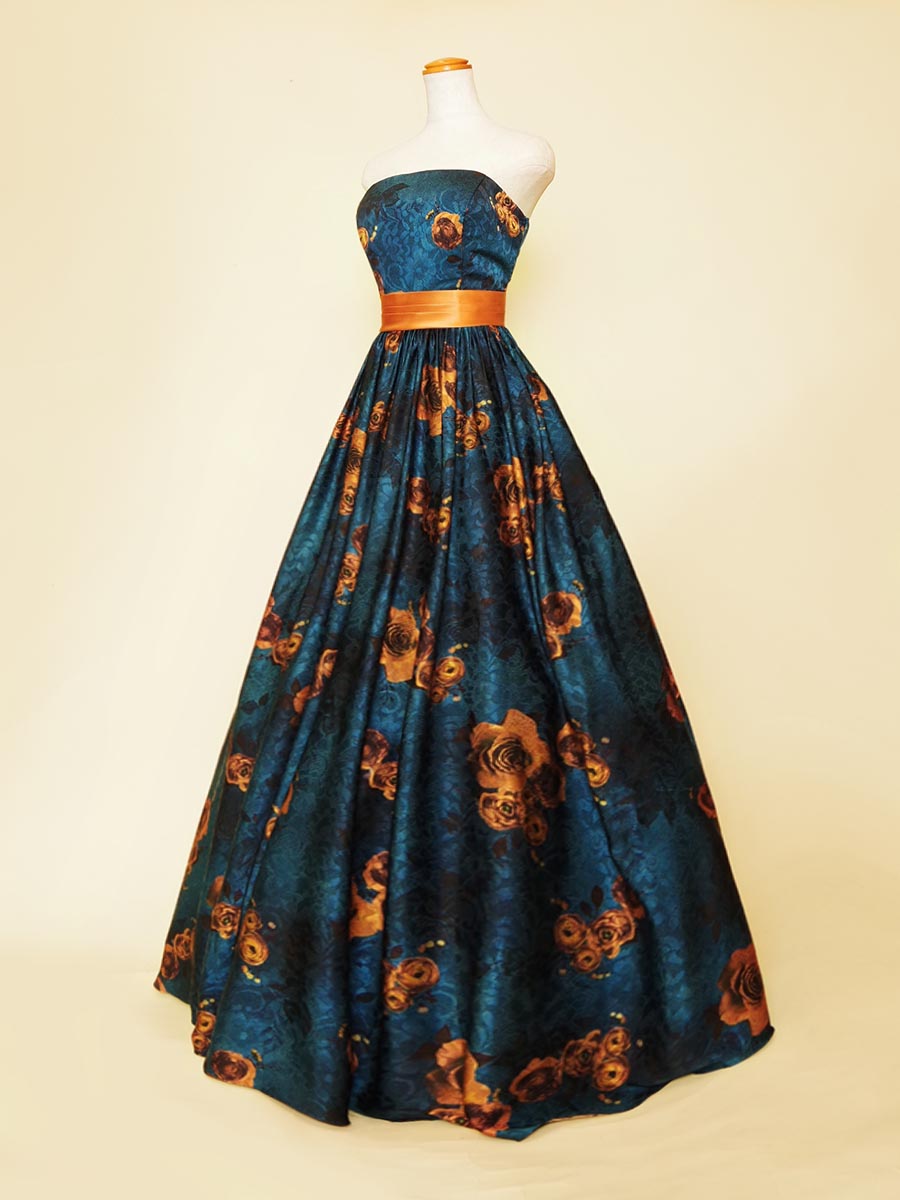 ネイビーブルーとオレンジのフラワープリントの色合いの組み合わせがシックなボリュームラインステージドレス