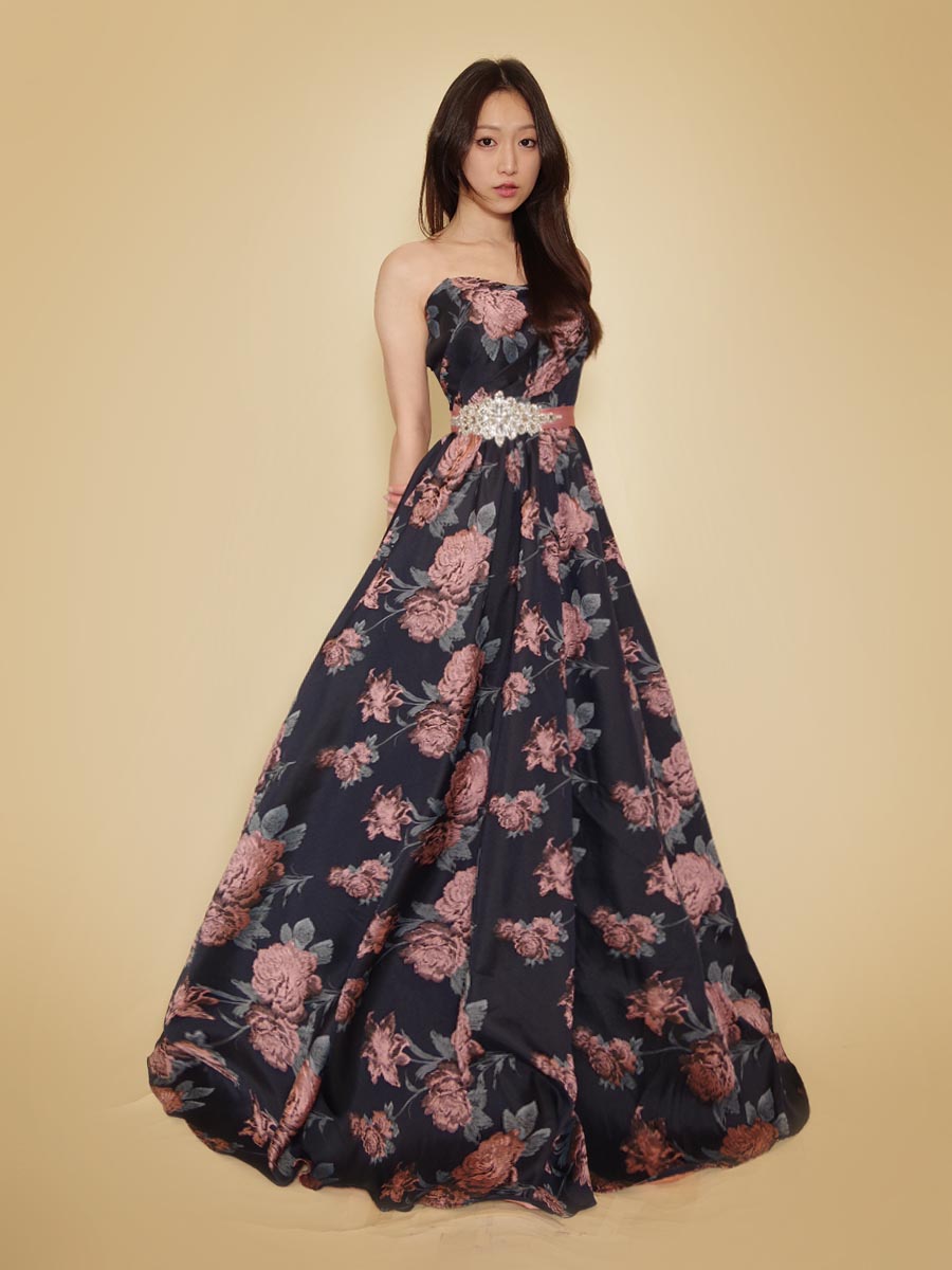ピンクカラーの花柄ジャガード生地が高級感のある可愛らしさを演出したふんわりシルエットのコンサートドレス