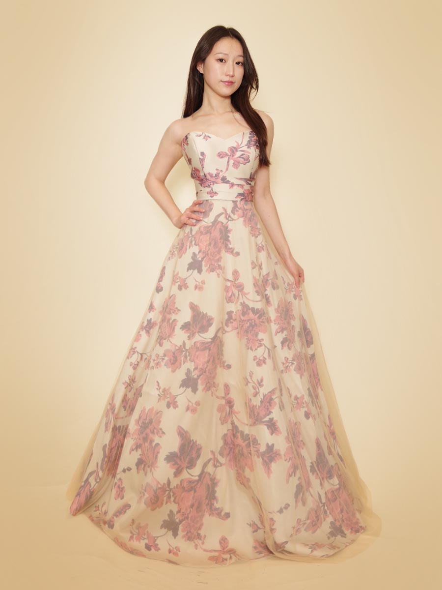 ベージュ×ピンクのクラシカル花柄模様の大人可愛い風合いの演奏会ドレス