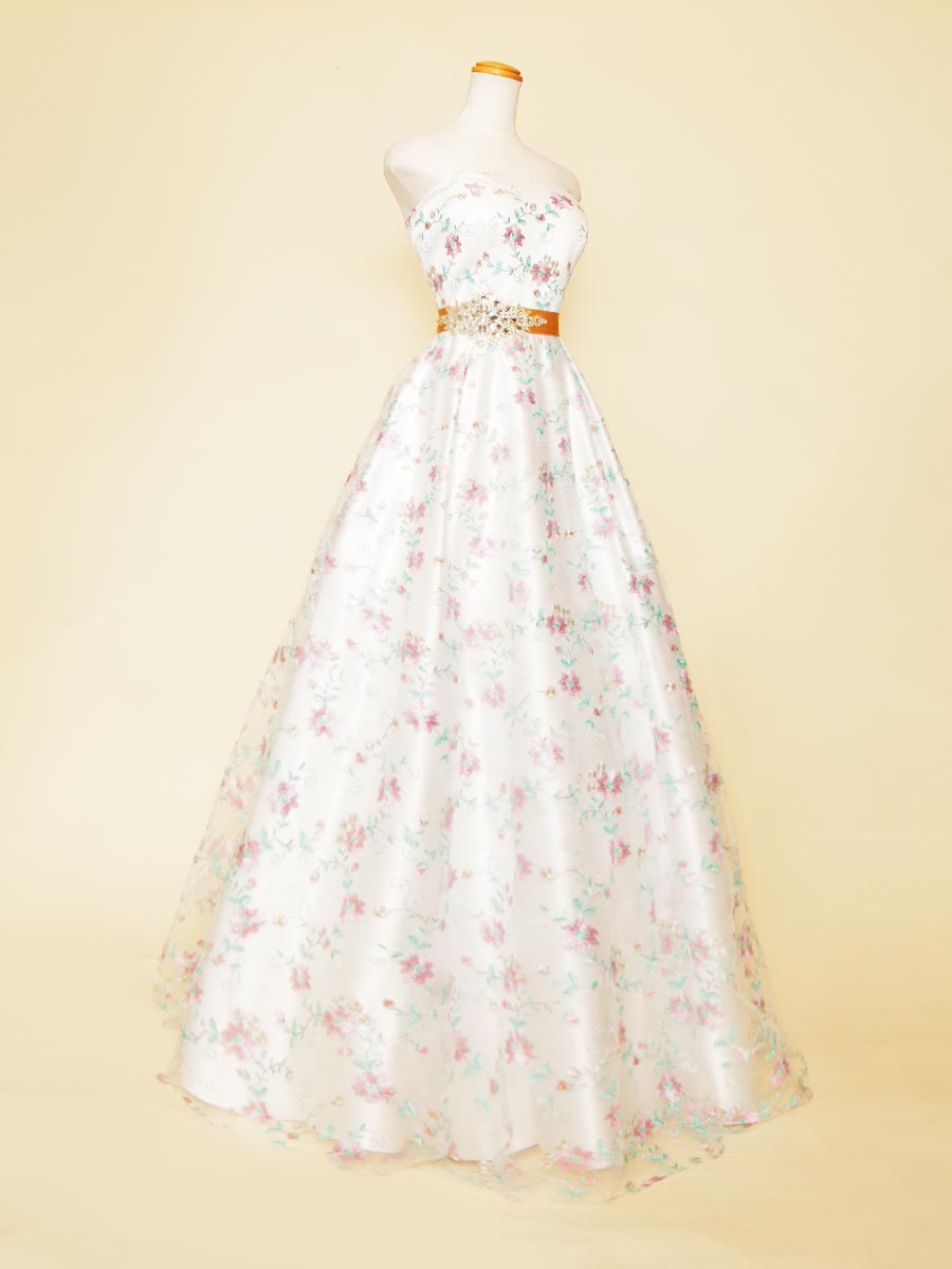 爽やかなライトミントカラーの花柄刺繍をホワイトサテンに重ね合わせた爽やかAラインドレス