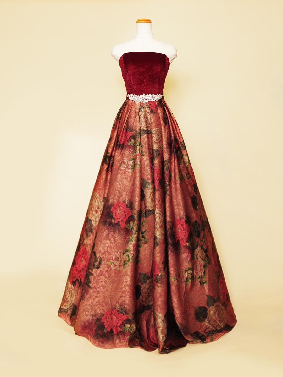 ワインレッドのベルベットトップにオレンジワインカラーの花柄スカートを組み合わせた演奏会ドレス