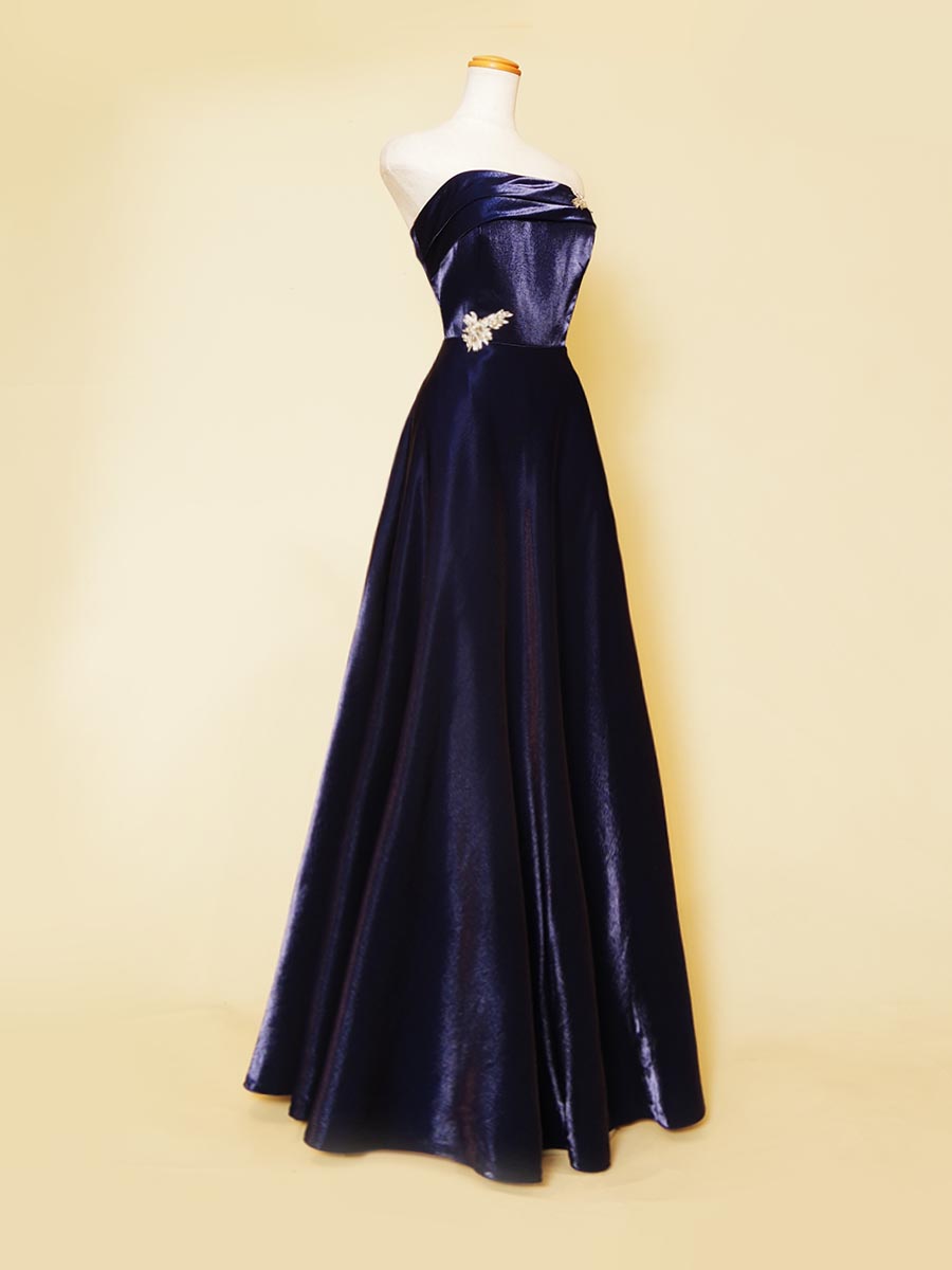 ディープロイヤルブルーカラーの滑らかな光沢が美しいストレートシルエットの演奏会ロングドレス