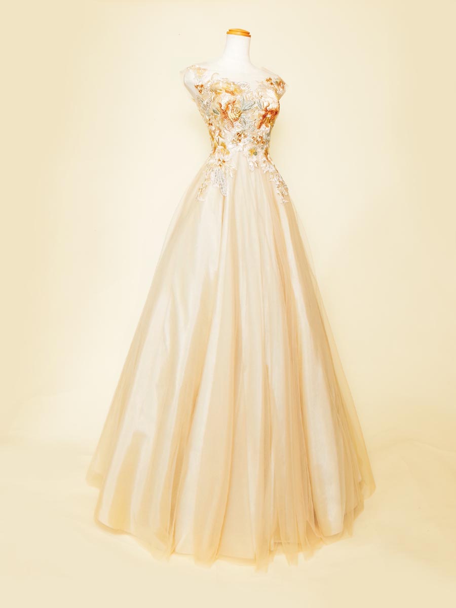 ベージュカラーチュールスカートにトップの肩袖デザインに花柄刺繍をプラスしたステージドレス