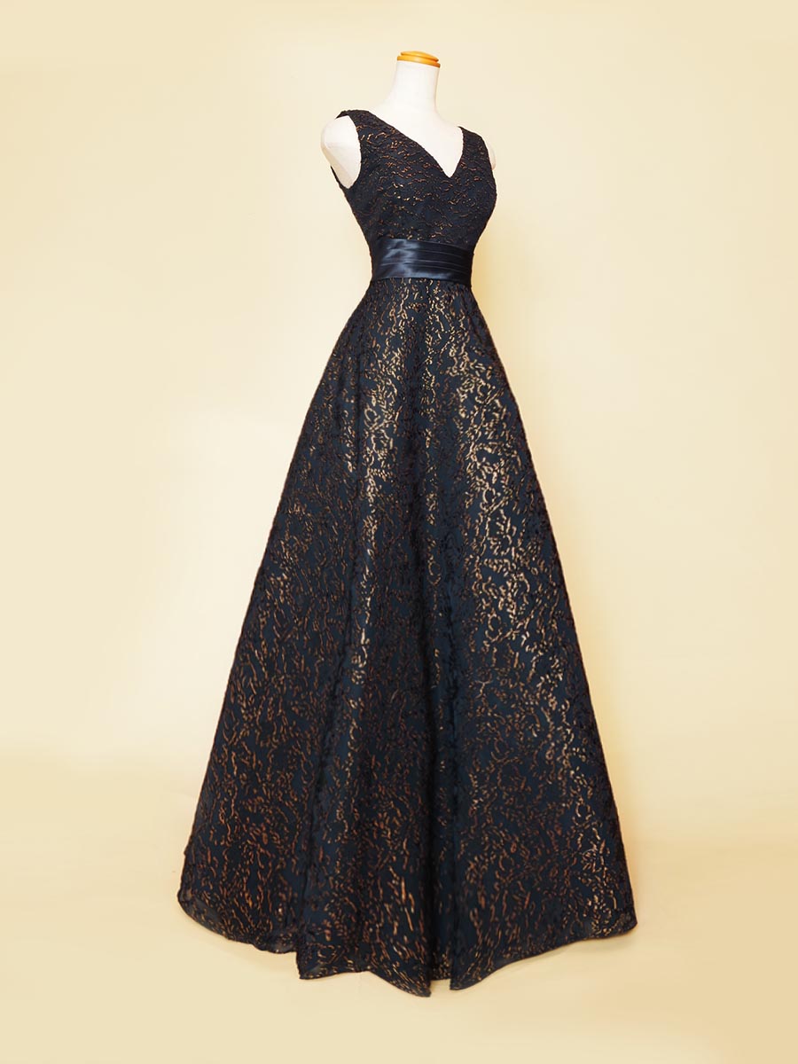 ダークネイビーの間からゴールドの色合いが高級感ある印象を作り出した袖付きデザインロングドレス
