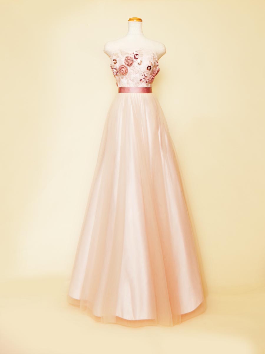 立体的なドライフラワー風の装飾を胸元に加えたクラシカルベージュピンクのスレンダーシルエットステージドレス