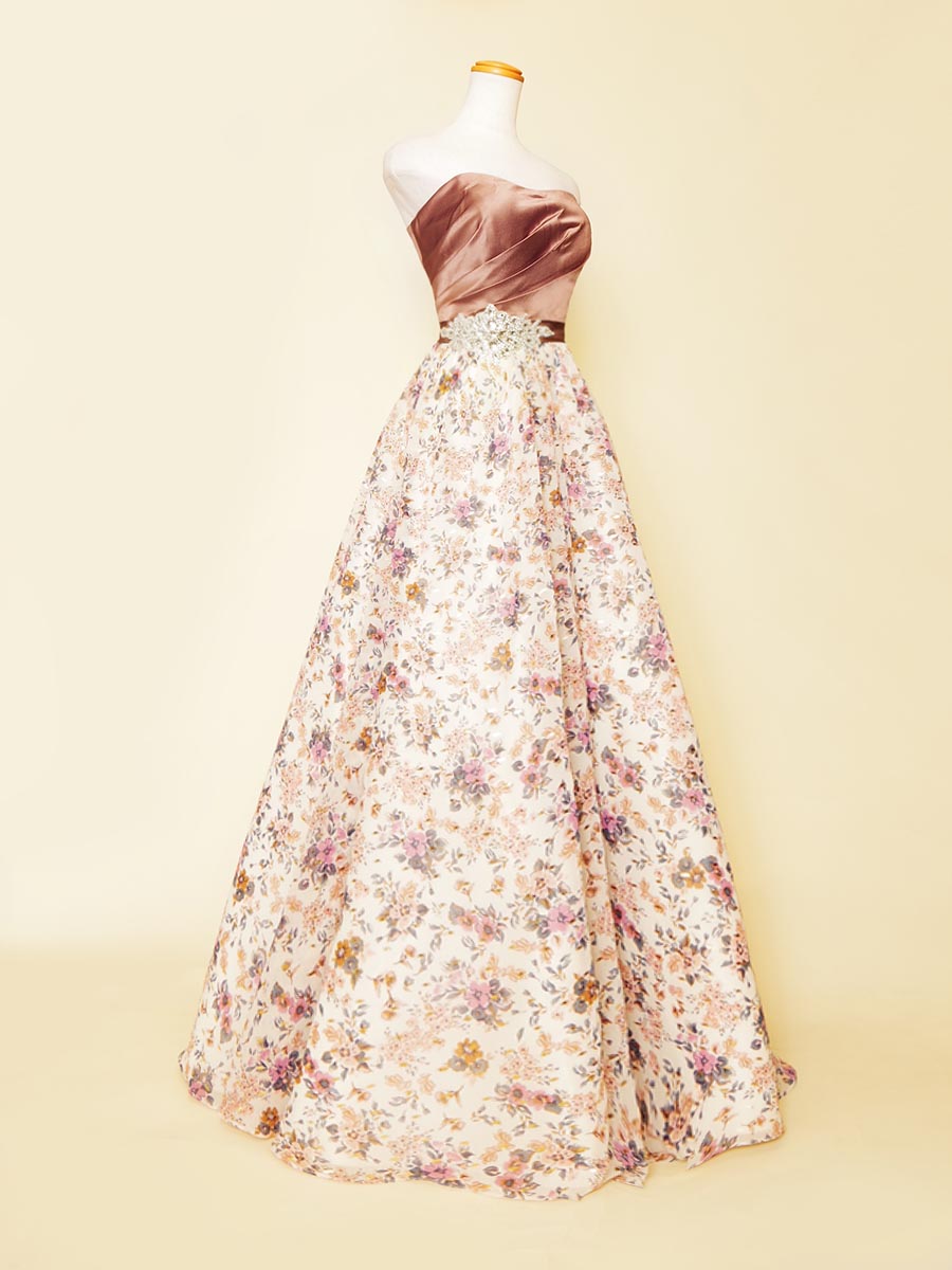 花柄スカート×ブラウンサテントップのクラシカルな可愛らしさを持たせたボリュームドレス