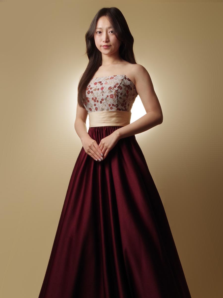 胸元花柄刺繍×レッドサテンスカートのAラインシルエットステージドレス