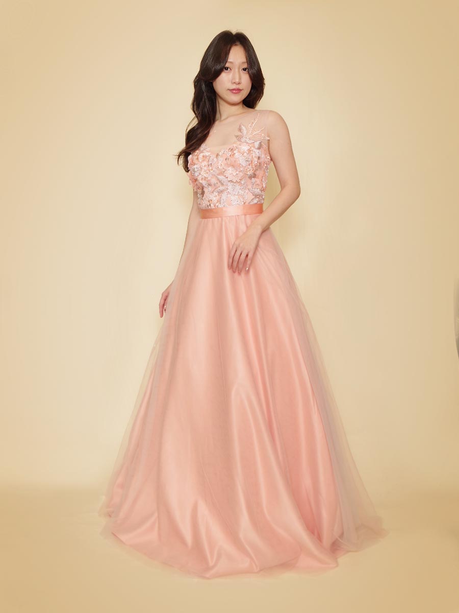 オレンジピンクカラーの温かみと可愛らしさを表現した肩袖演奏会ドレス
