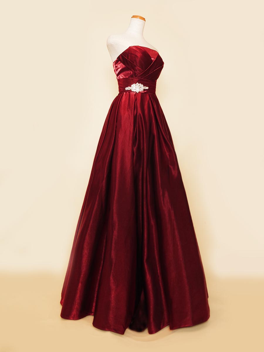 ロイヤルレッドカラーの艶感と深みがのある色味が大人っぽいAラインロングドレス