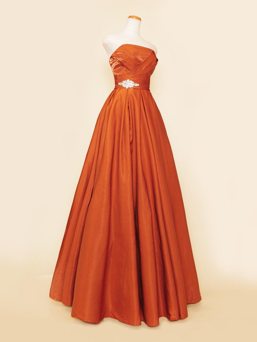 テラコッタオレンジカラーの濃厚な色合いが存在感を発揮してくれる演奏会ドレス