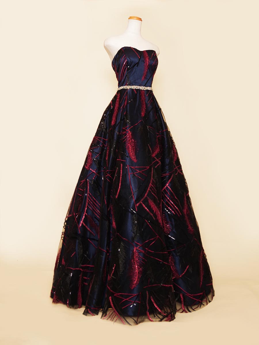 ダークネイビーカラーにワインレッドスパンコール刺繍を組み合わせたボリュームラインドレス