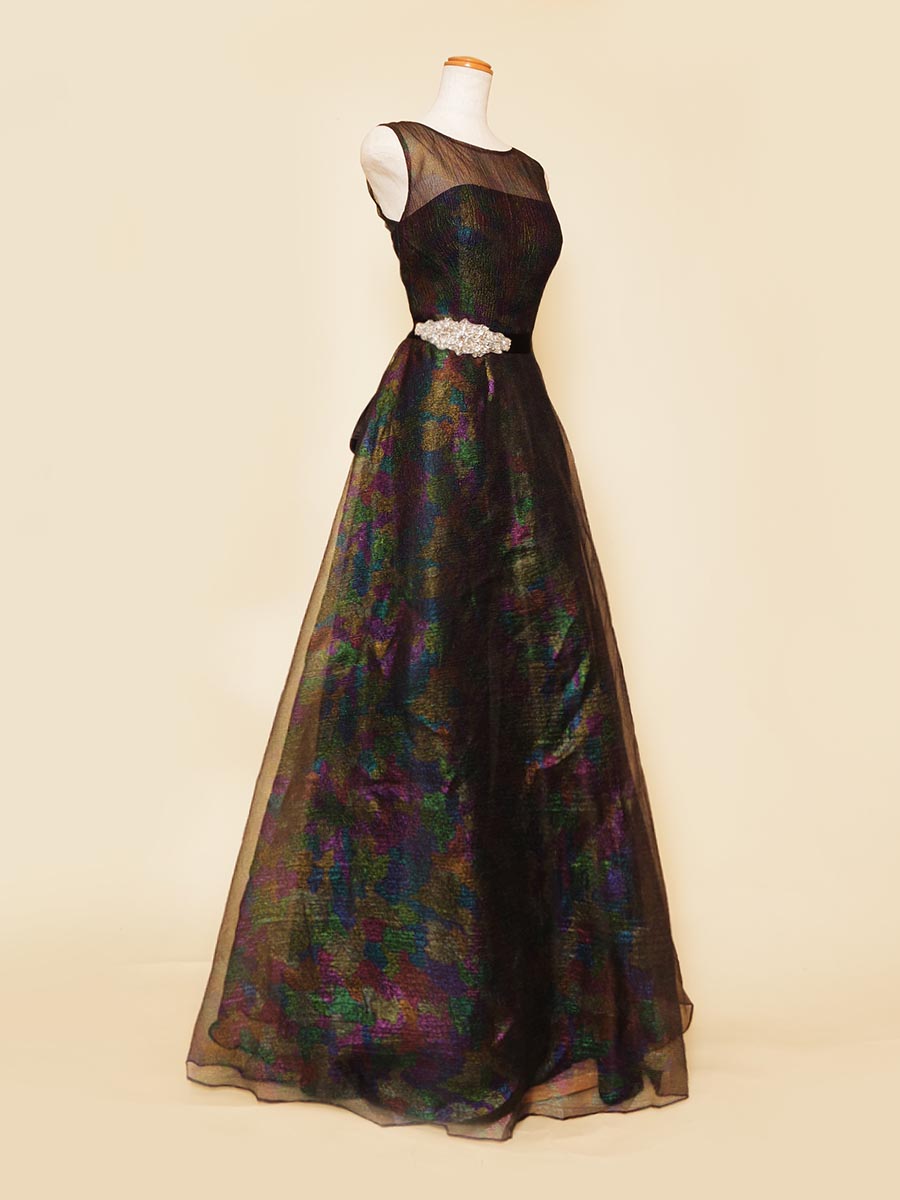 ブラックをベースに七色の輝きを上品に表現した肩袖演奏会ドレス