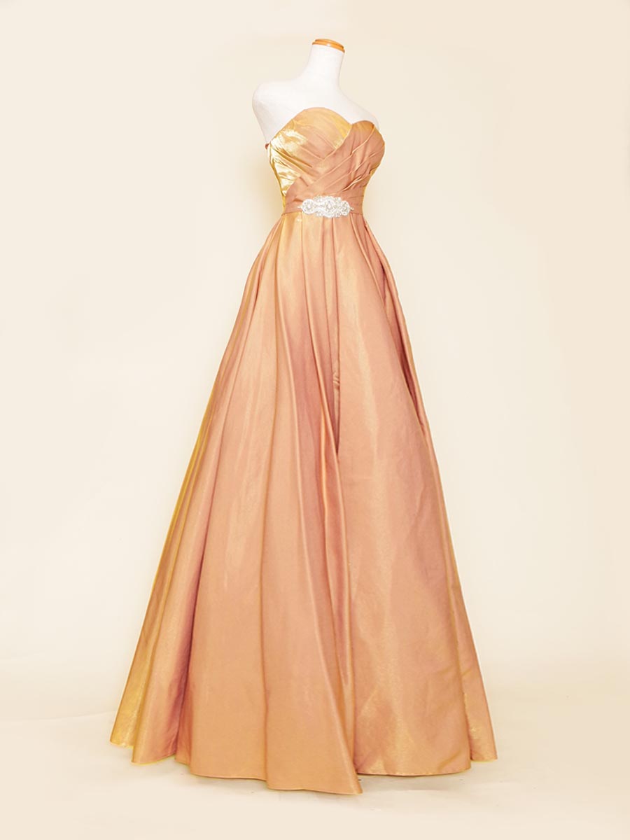 メタリックな輝きを持たせたシンプルボリュームシルエットのオレンジ演奏会ドレス
