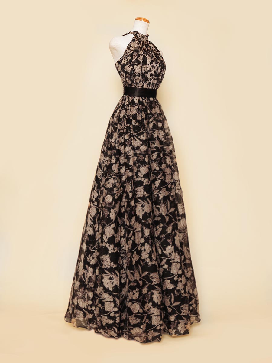 モノトーンカラーのブラック花柄ホルターネックドレス