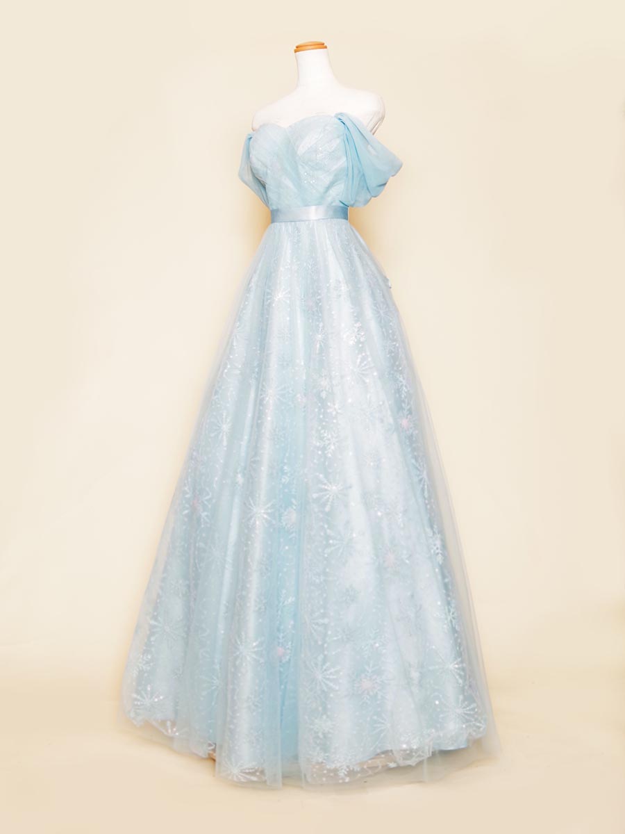 アイスブルーの透明感ある色合いが可愛らしさと爽やかさを演出したオフショルダー演奏会ドレス