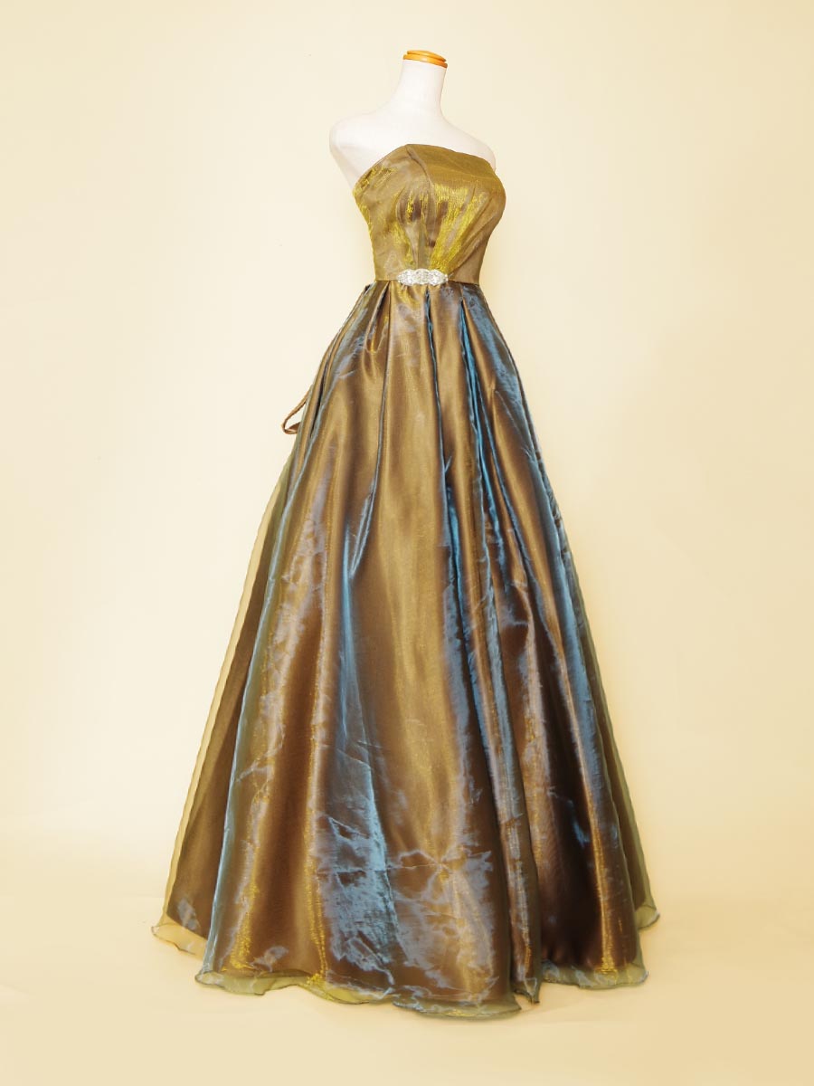 ブロンズカーキーカラーの珍しく美しい色合いを生み出したオーガンジーボリュームドレス