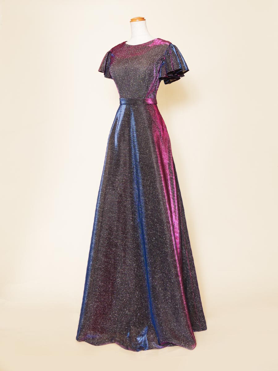 幻想的な七色の艶感を出したメタリックパープルカラーの肩袖ステージドレス