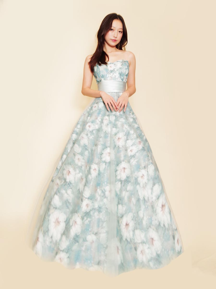スプリングブルーカラーの爽やかさを表現したプリンセスラインの花柄ドレス