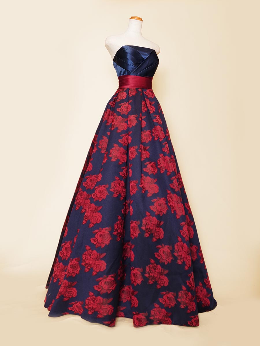 ネイビー地にワインレッドの花柄刺繍を施したAラインボリュームシルエットのステージドレス
