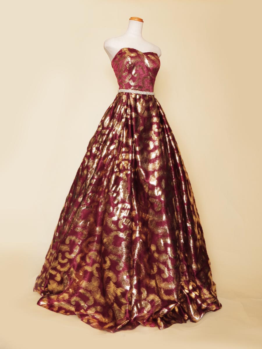 レッドゴールドカラーのフェザーパターンデザインのボリュームコンサートドレス