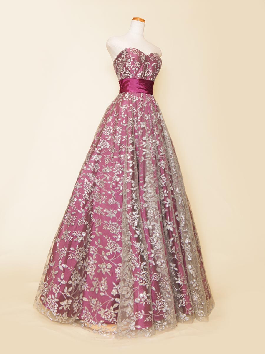 パープルタフタに花柄グリッター装飾チュールを重ねた煌びやかさ満点のAラインボリュームシルエットのステージドレス