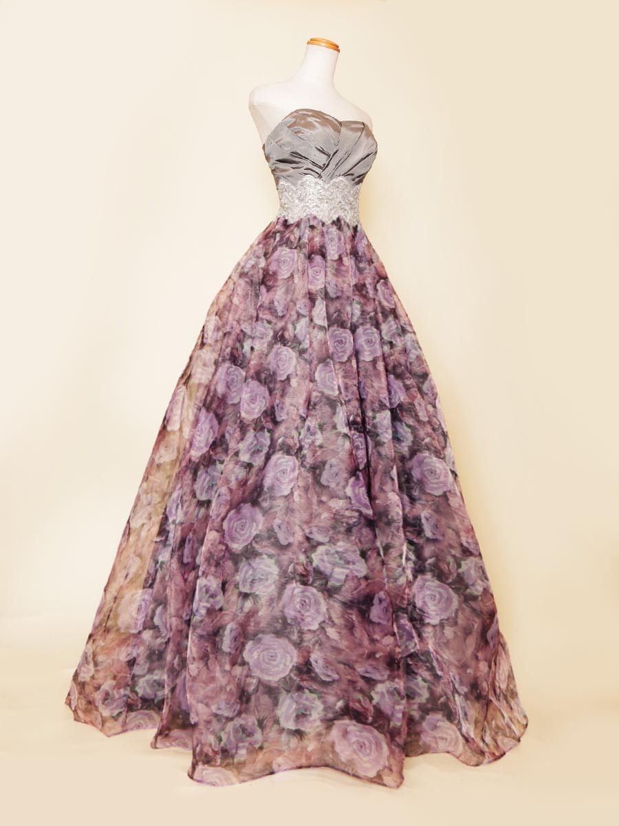 スモーキーパープルカラーの花柄ボリュームスカートにシルバータフタトップを組み合わせた演奏会ロングドレス