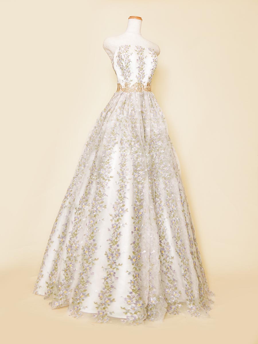 ホワイトサテンにガーデンリーフデザインのストレートラインの刺繍レースを施したベルラインドレス