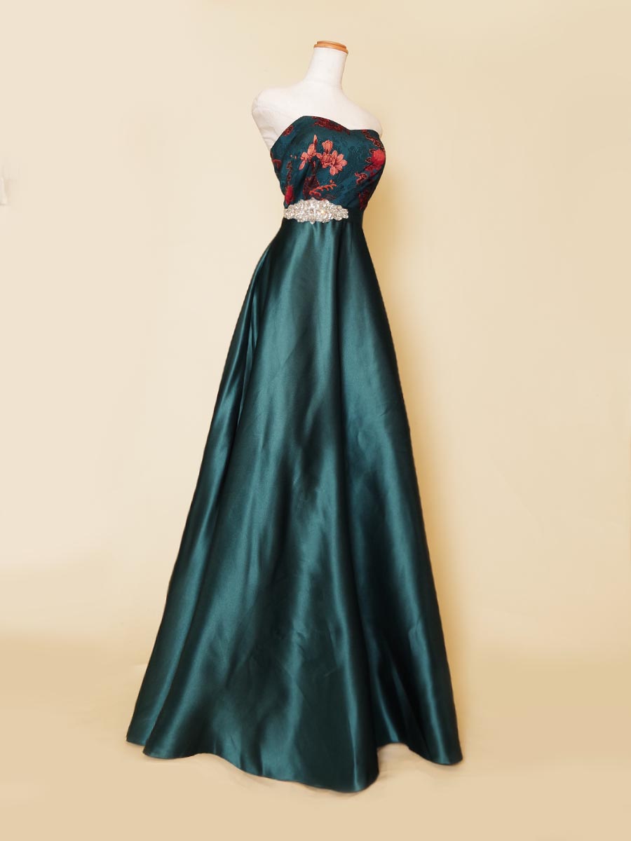 ロイヤルエメラルドグリーンカラーの高貴な印象を感じさせるスッキリAラインドレス