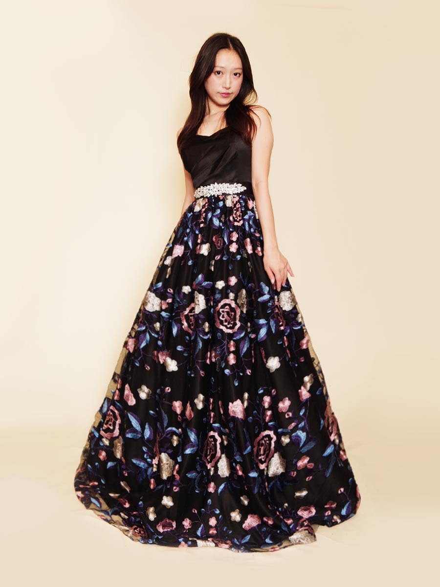 ブラックカラーにピンク×ブルーの花柄刺繍レースを重ね合わせた演奏会ボリュームドレス